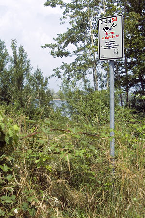 Deutschland 2007 -  Kuhunter- und Gänsedrecksee im Seengebiet Binsfeld bei Speyer - Hinter dem Schild geht es zum Tauchplatz-Süd am Kuhuntersee.