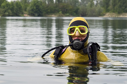 Deutschland 2007 -  Kuhunter- und Gänsedrecksee im Seengebiet Binsfeld bei Speyer - Leider steigen Gase beim hineinwaten vom Grund auf. Mit Pressluft läßt es sich aushalten!