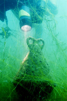 Deutschland 2007 -  Kuhunter- und Gänsedrecksee im Seengebiet Binsfeld bei Speyer - Nach fischlosen 20 Minuten paddeln war diese abgesoffene Boje wirklich eine Attraktion.