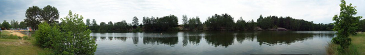 Deutschland - Hessen - Neuenhainer See - Panormablick von der Nordseite. Der See hat hier keine Bucht, sondern ist gerade. Kleiner Fehler in der Perspektive. Sorry.