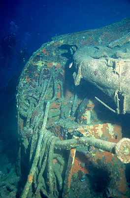 Chaos aus Aufbauten und Rohren am Bug des gesunkenen Torpedojäger - Espignole in der Nähe von St. Tropez