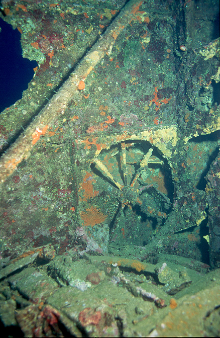 Blick auf Lüftungsschacht im Rumpf des gesunkenen Torpedojäger - Espignole in der Nähe von St. Tropez