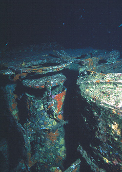 Röhre in dem ein stattlicher Conger-Aal wohnt - In der Nähe von St. Tropez versenktes U-Boot - Rubis