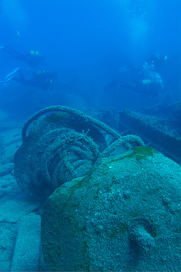 Gran Canaria - Puerto de Mogan - Wrack Alegranza - Trotz großer Zerstörungen am Wrack, konnten wir Details, wie die Winde zum einholen der Netze, gut identifizieren.