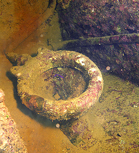 Ägypten 2003 - Lahami Bay - Abu Galawa - Wrack des Schleppers Tienstin - Toilette, Toilettenschüssel des Kapitäns