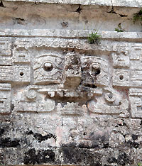 Yucatan - Chichen Itza - Mystische Bilder an den Fasaden der Gebäude