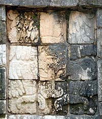 Yucatan - Chichen Itza - Mystische Bilder an den Fasaden der Gebäude