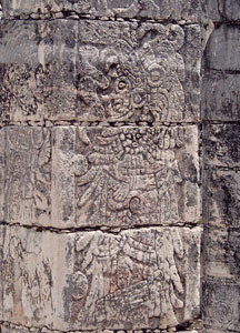 Yucatan - Chichen Itza - In den Kalkstein gehauenes Götterbild an einer der 1.000 Säulen