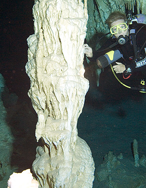 Yucatan - Tauchgang in der Cenote Dos - Tropfsteine / Stalaktiten in den Unterwasserhöhlen