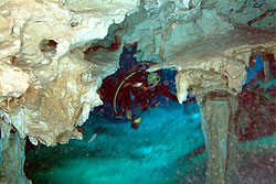 Yucatan - Tauchgang in der Cenote Dos - Tropfsteine / Stalaktiten in den Unterwasserhöhlen