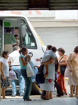 Yucatan - Merida - Maya in traditioneller Kleidung am Busbahnhof