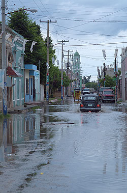 Yucatan - Die Hauptstraße von Tixkokoo nach einem Wolkenbruch