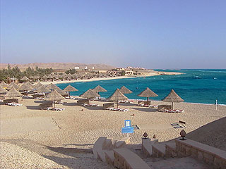 El Quesir - Moevenpick Hotel - Blick vom Hotel auf die Bucht mit dem Hausriff