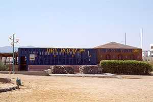 Ägypten 2006 - Safaga - Shams Diving Center - Den Kompressor hörte man am Strand nur selten, und der Trockenraum war vorbildlich.