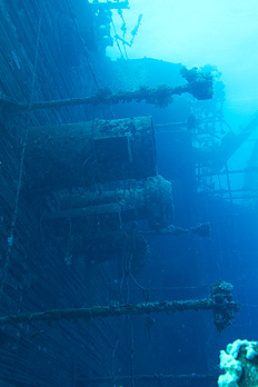 Ägypten 2006 - Safaga - Wrack der Salem Express - Blick vom Heck auf das Oberdeck.