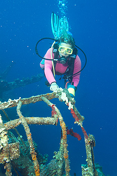 Ägypten 2006 - Safaga - Wrack der Salem Express - Das Krähennest war der höchste Punkt auf der Fähre und ragt heute weit in das Freiwasser hinein. Die Strömung ist hier deutlich stärker als am Wrack. 