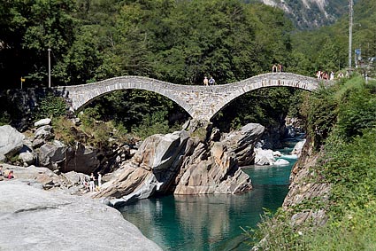 Schweiz 2004 - Verzasca Tal - Tauchplatz Römerbrücke oder römische Brücke - Ponte dei Salti